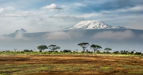 Tájkép a kenyai Amboseli Nemzeti Parkban, háttérben a Kilimandzsáróval