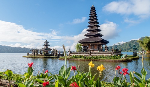 A Pura Ulun Danu Bratan nevű hindu templom az indonéziai Bali szigetén