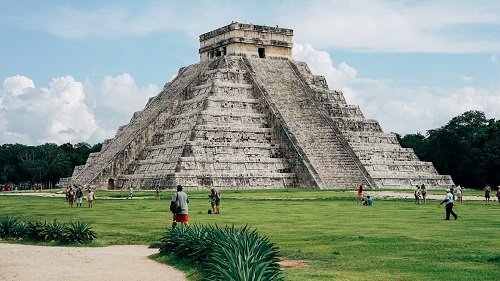 A mexikói Yucatán államban található Chichén Itzá maja romváros piramisa
