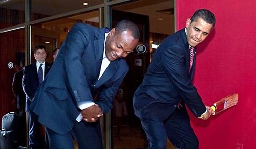 Brian Lara 2009-ben egy krikettmozdulatot mutat Barack Obama amerikai elnöknek