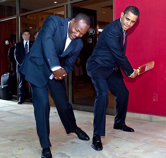 Brian Lara 2009-ben egy krikettmozdulatot mutat Barack Obama amerikai elnöknek (illusztráció)